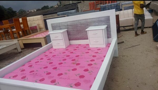 Lit double moderne avec tables de chevet