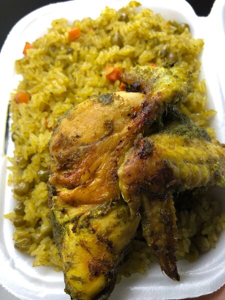 Riz épicé avec poulet grillé