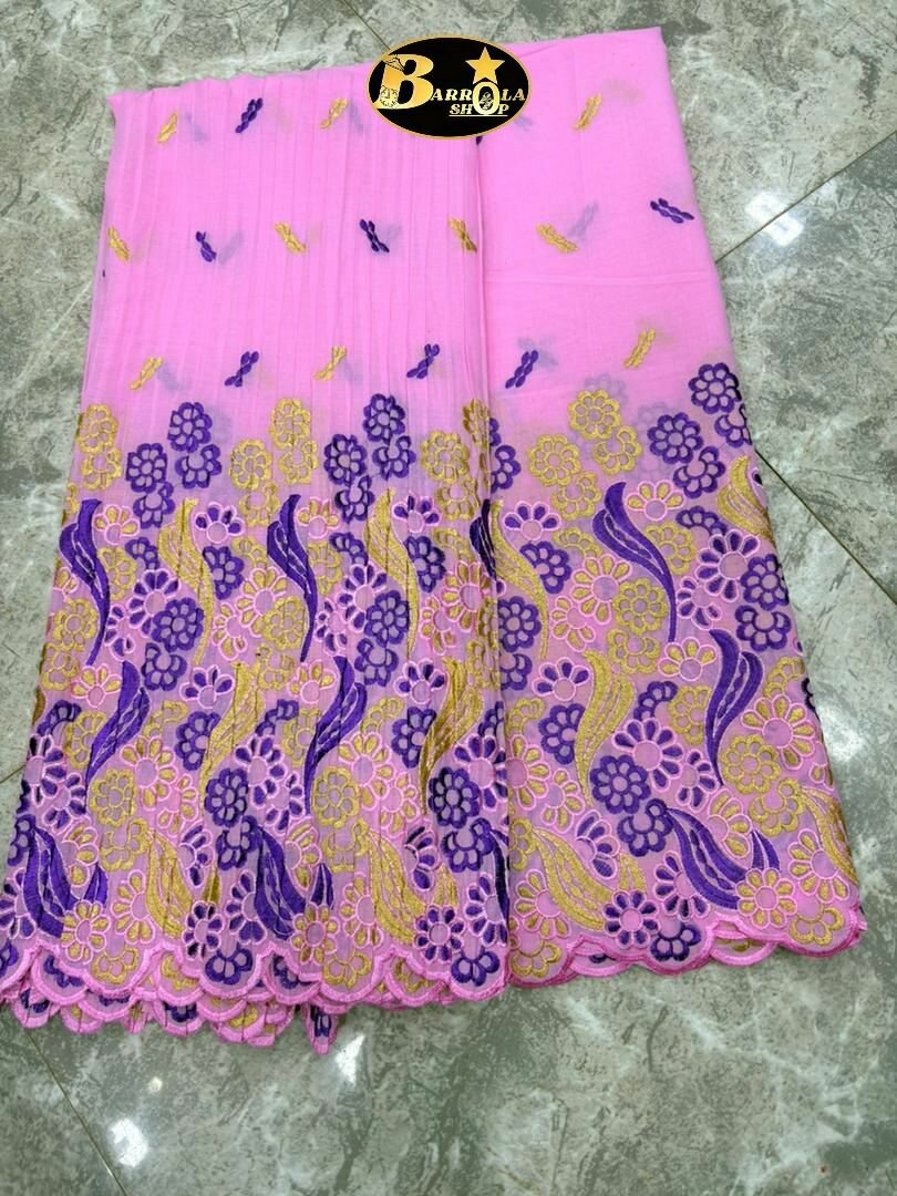 Étoffes colorées brodées