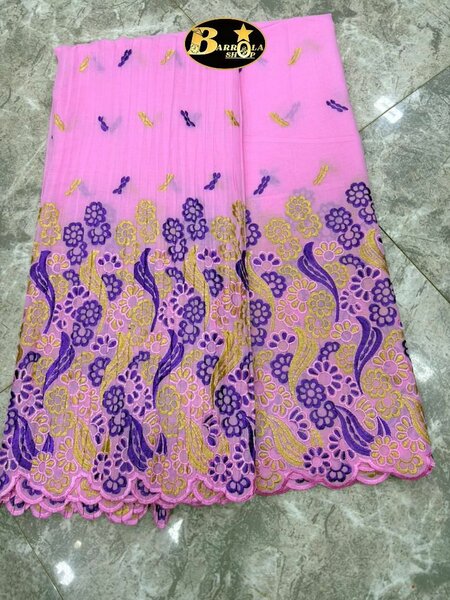 Étoffes colorées brodées