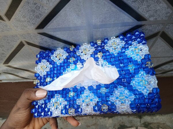 Boîte à mouchoirs perlée