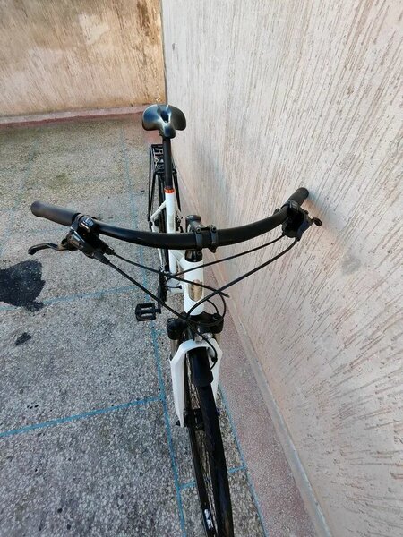 Vélo de ville polyvalent blanc