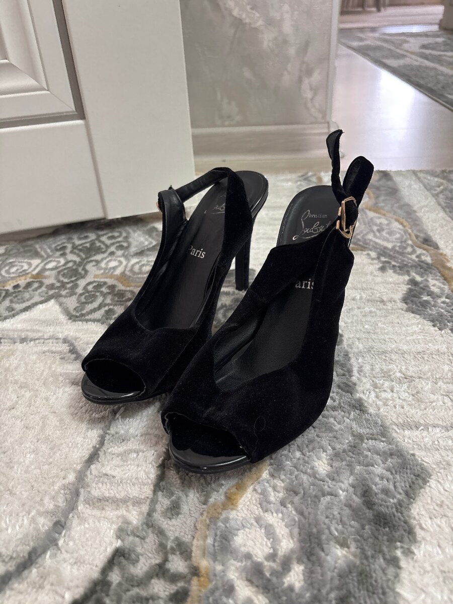 Босоножки черные бархатные