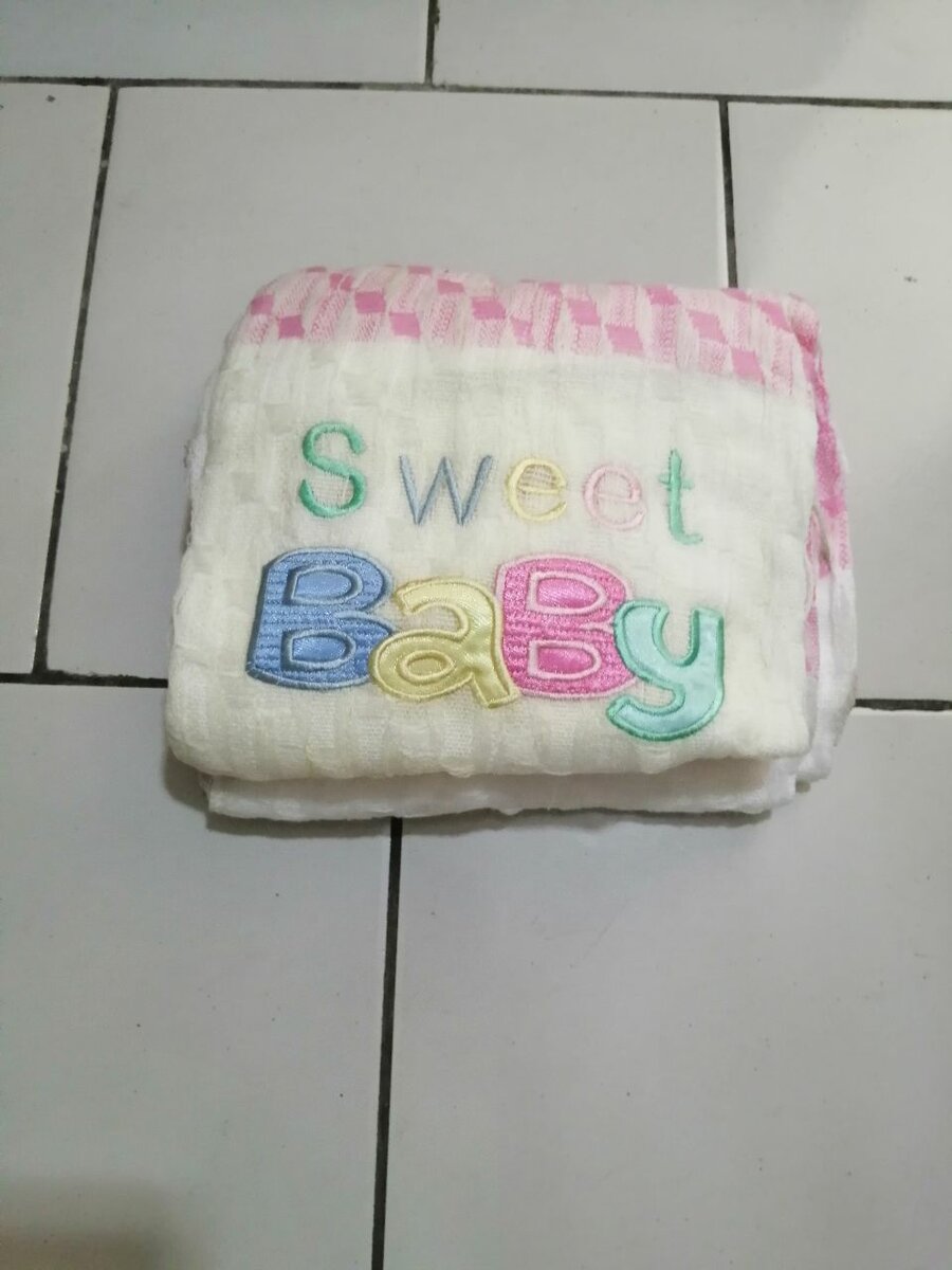 moustiquaires, serviettes, habit en laine et drap