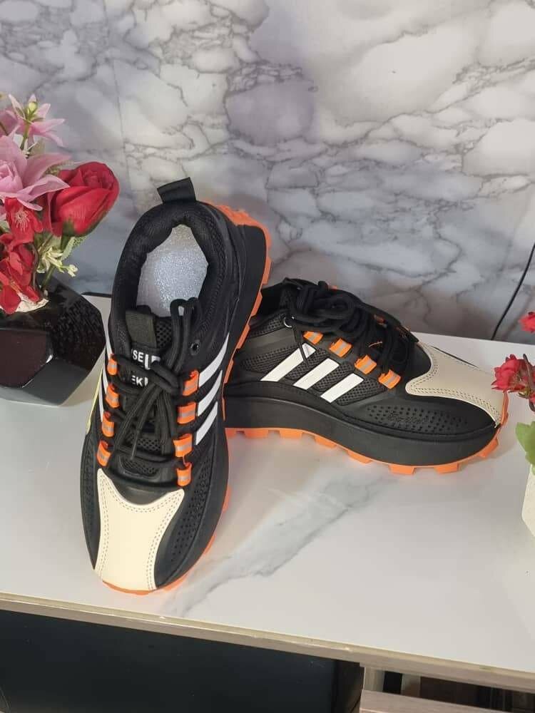 Baskets de Sport Noire et Orange