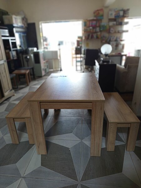 Table en bois avec bancs