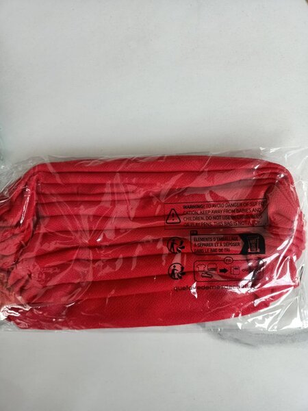 Ballons rouges avec attaches