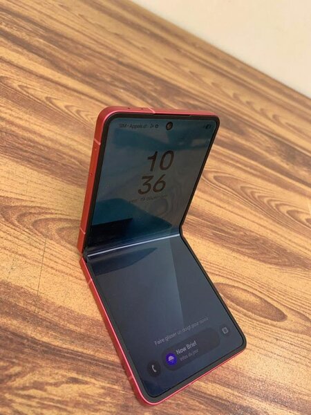 Téléphone pliable rouge élégant