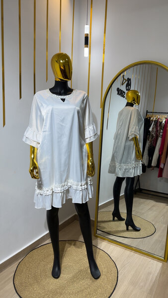 Robe blanche élégante en été