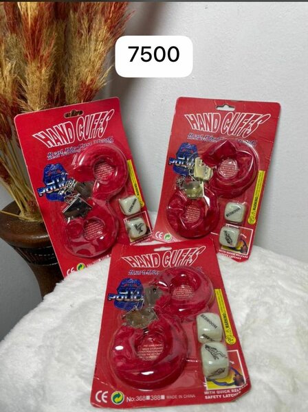 Menottes en plastique rouge