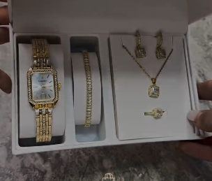 Комплект с наручными часами для женщин