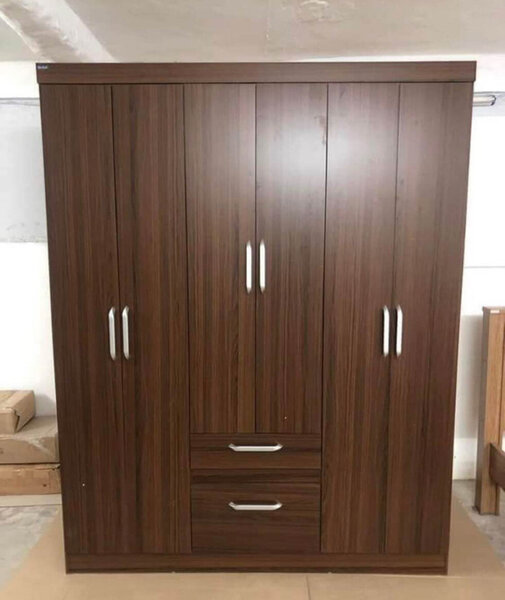 Armoire moderne en bois avec tiroirs