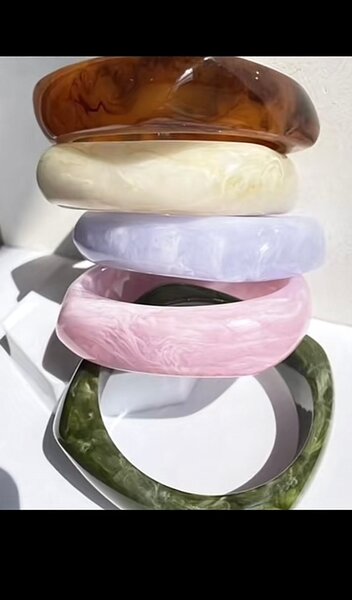 Bracelets en résine colorés