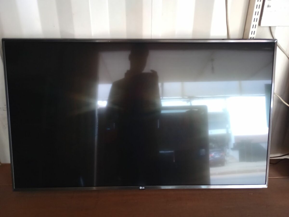 LG 49" Digital & Satellite TV