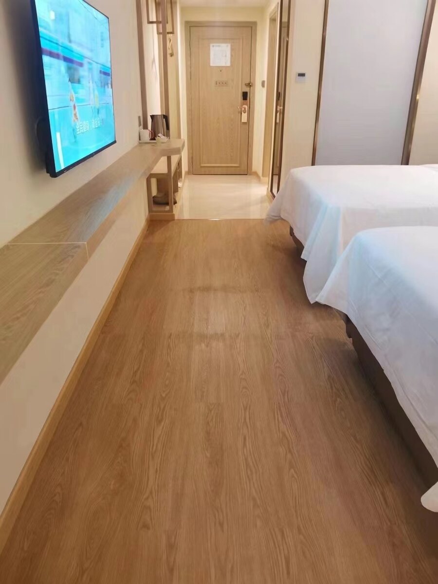 Vinyl flooring self adhesive