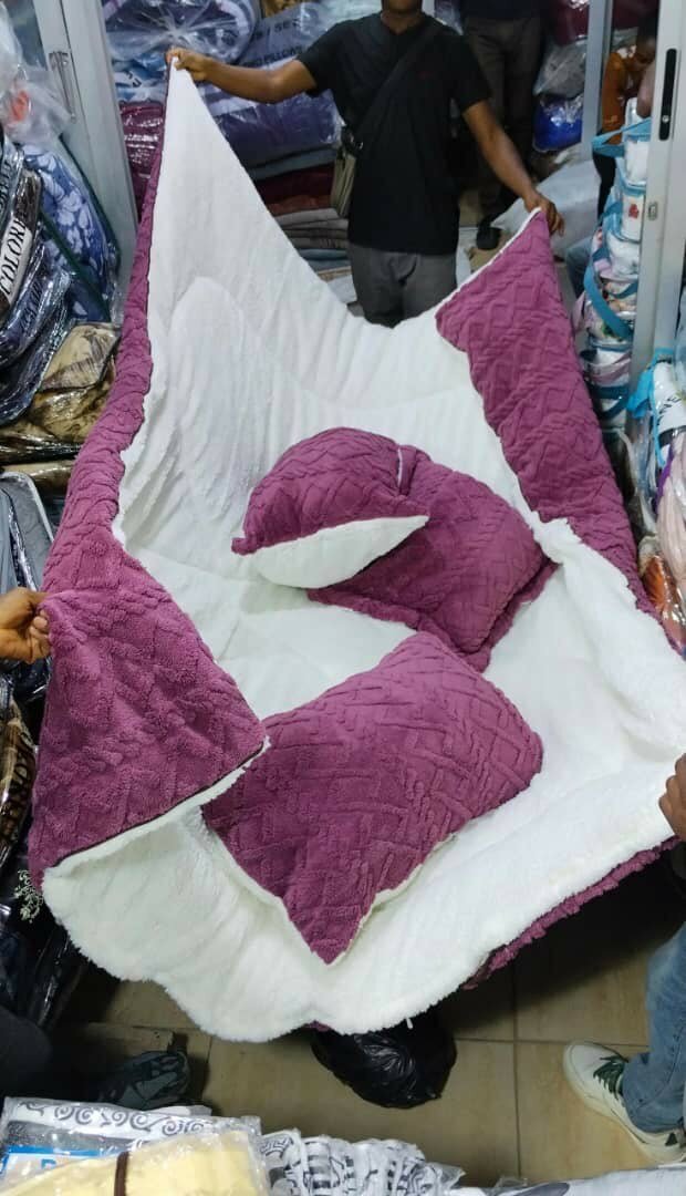 *5PCS QUEEN SIZE BLANKETS VERY THICK COMES WITH 4 ALREAD