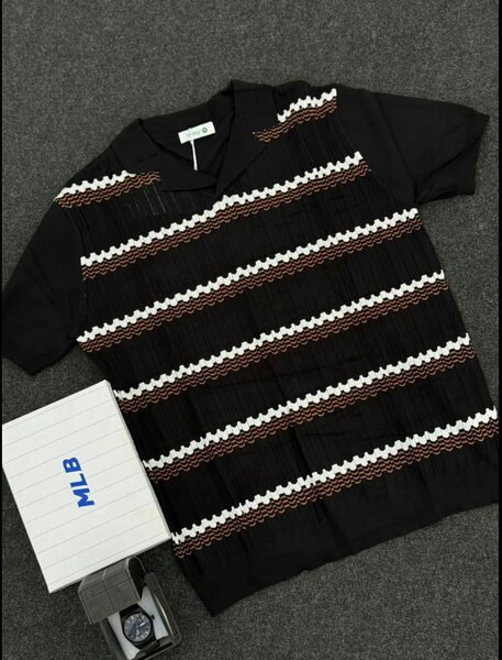 Polo noir rayé élégant