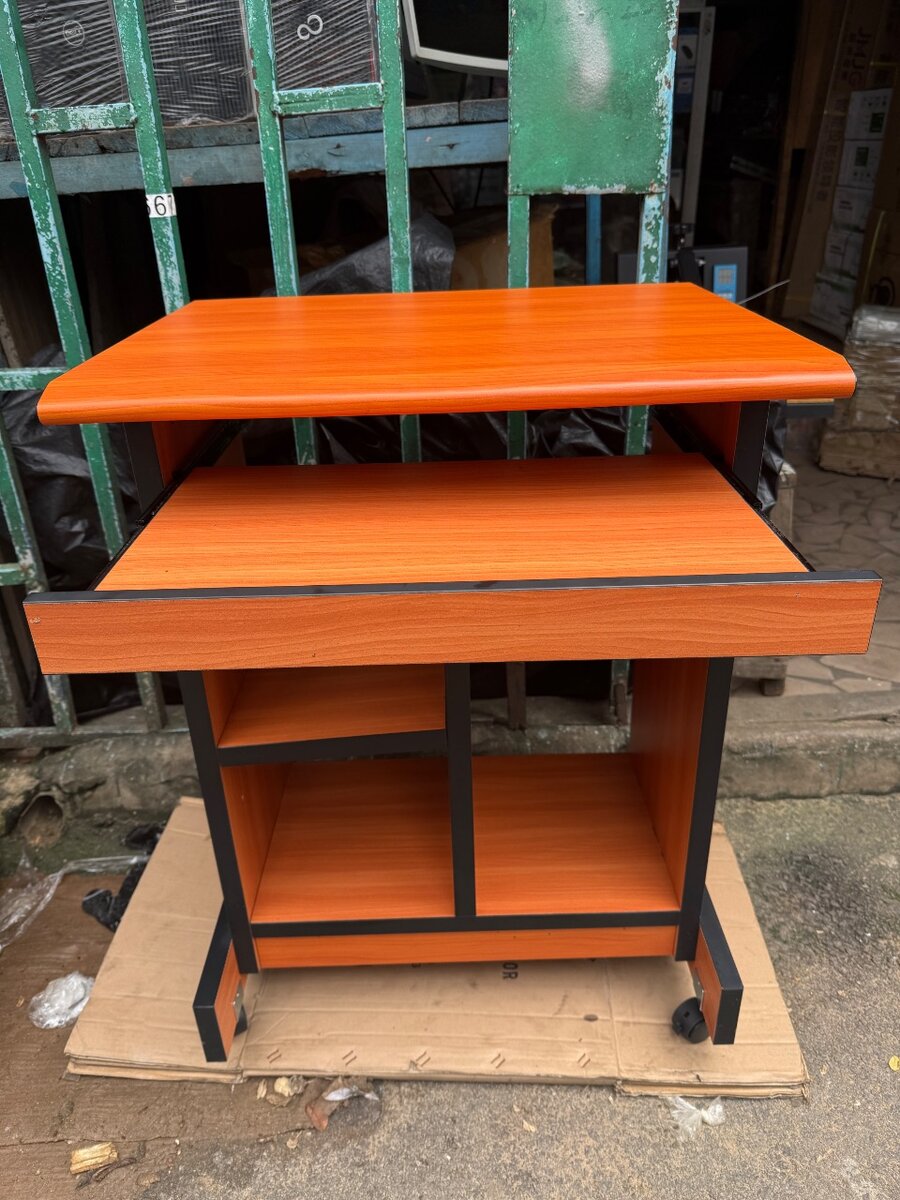 Bureau d'ordinateur compact