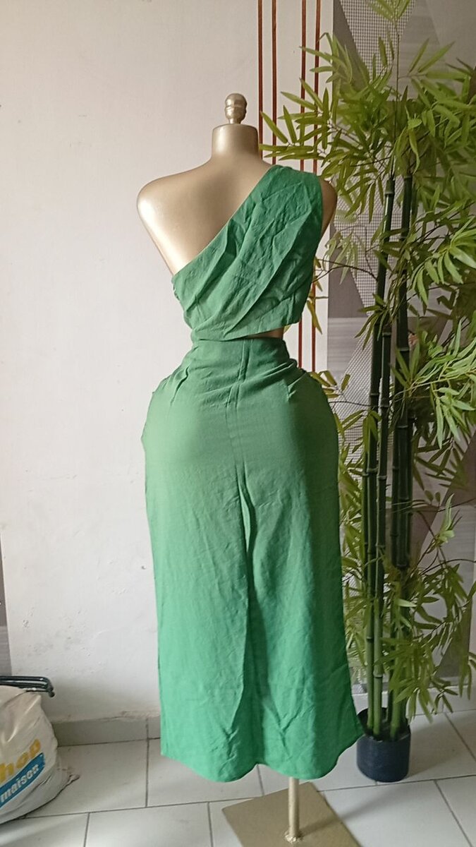 Robe Verte Asymétrique Élégante