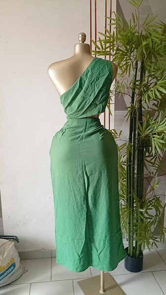 Robe Verte Asymétrique Élégante