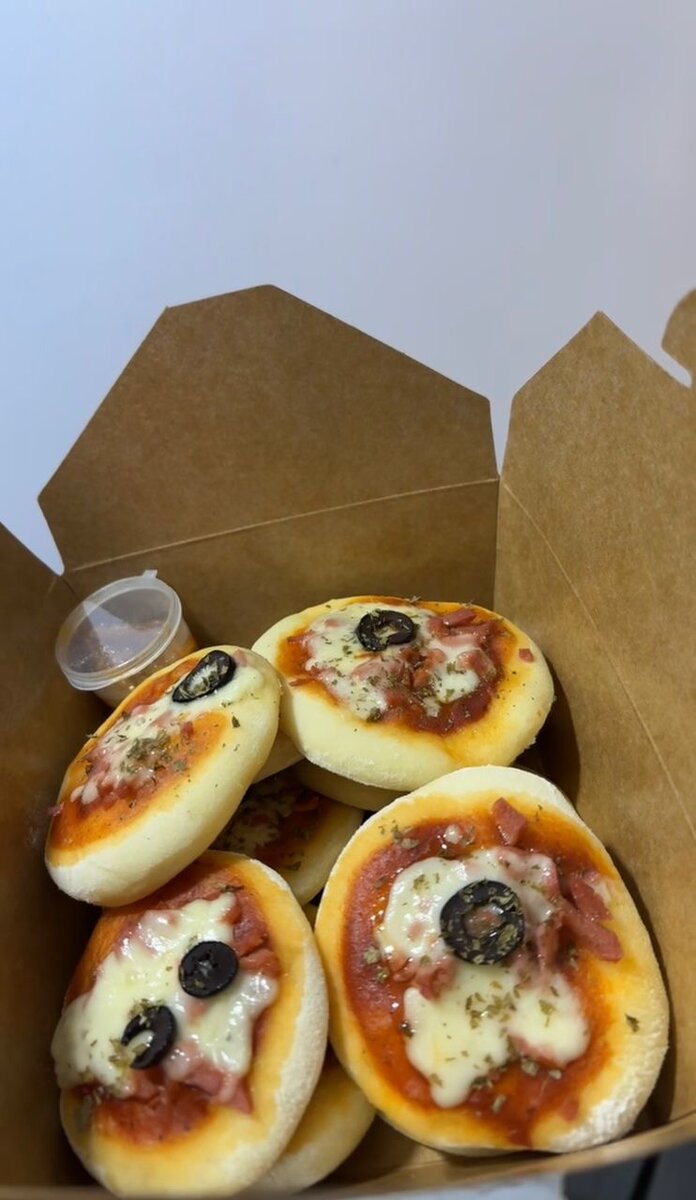 Assortiment de Mini Pizzas et Muffins