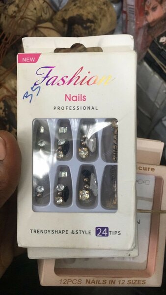Press on nails