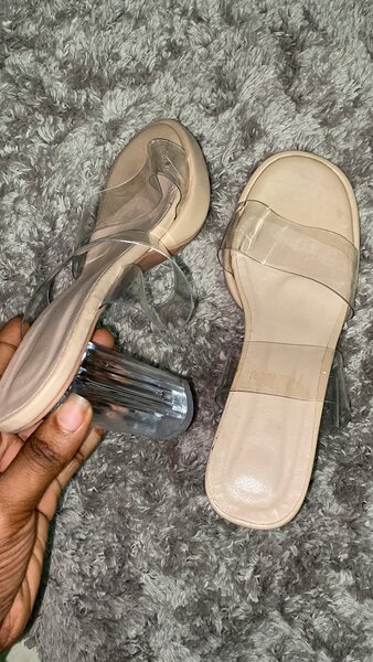 Sandales à talons en acrylique