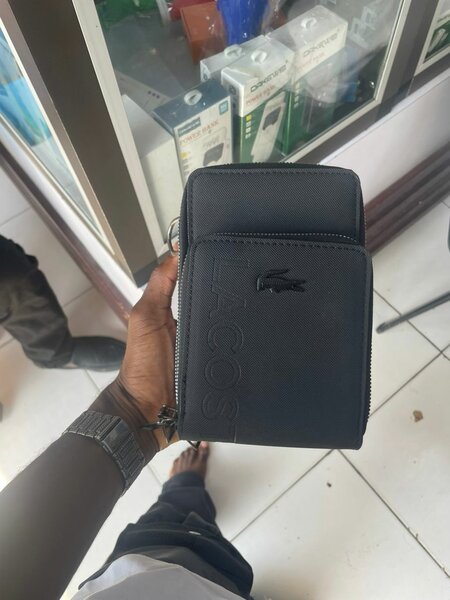 Sacoche Lacoste élégante