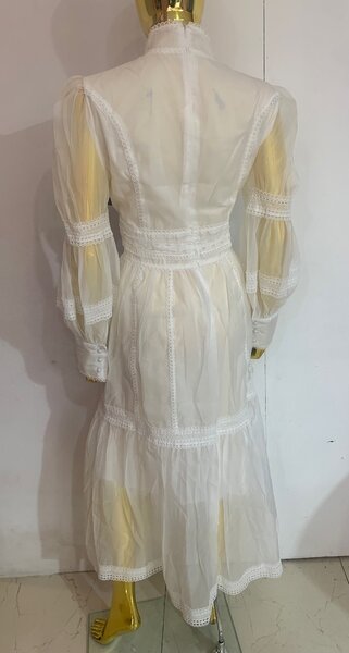 Robe longue blanche en dentelle