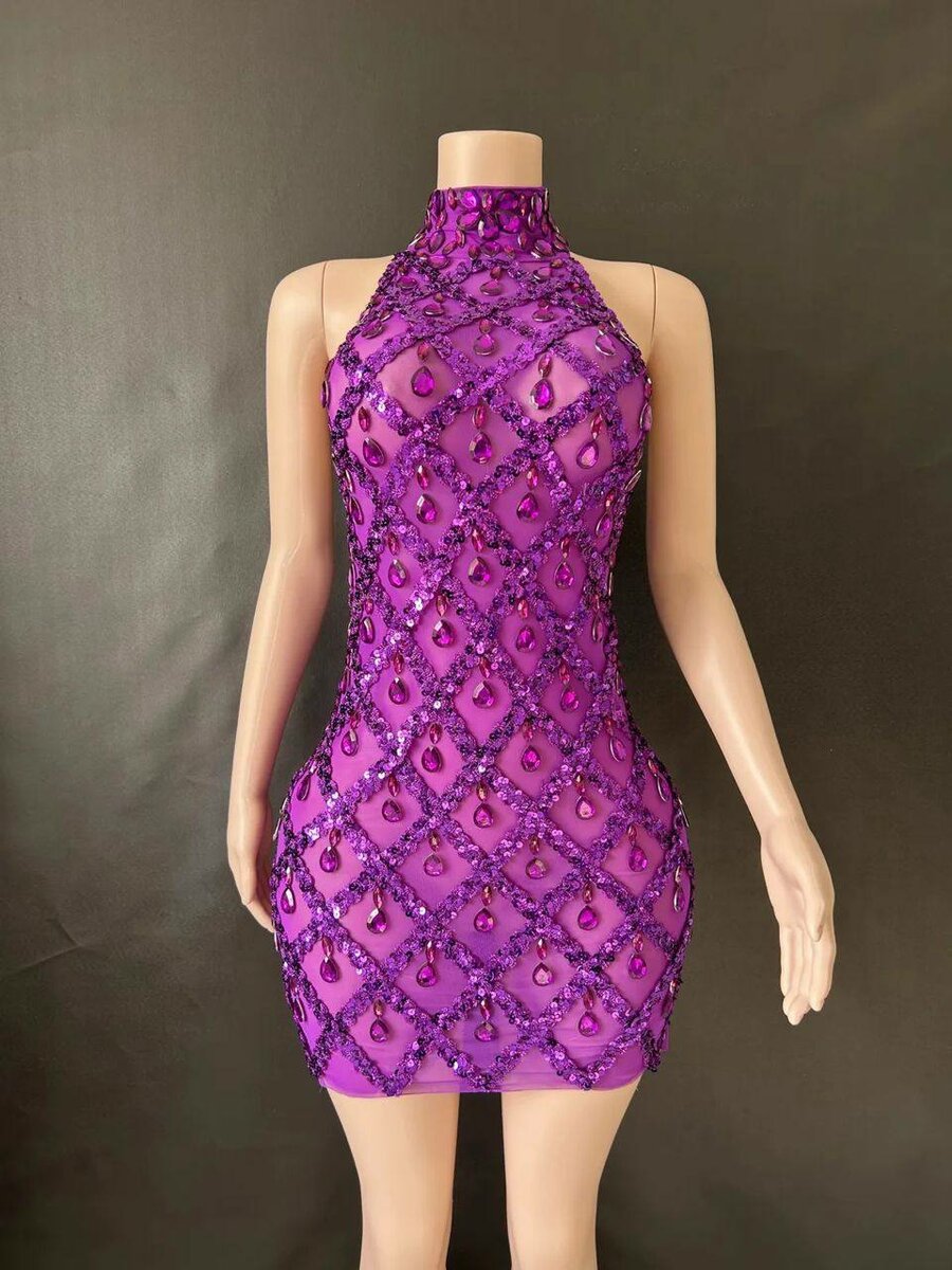 Robe courte ornée de strass