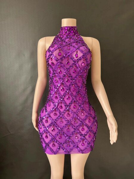 Robe courte ornée de strass