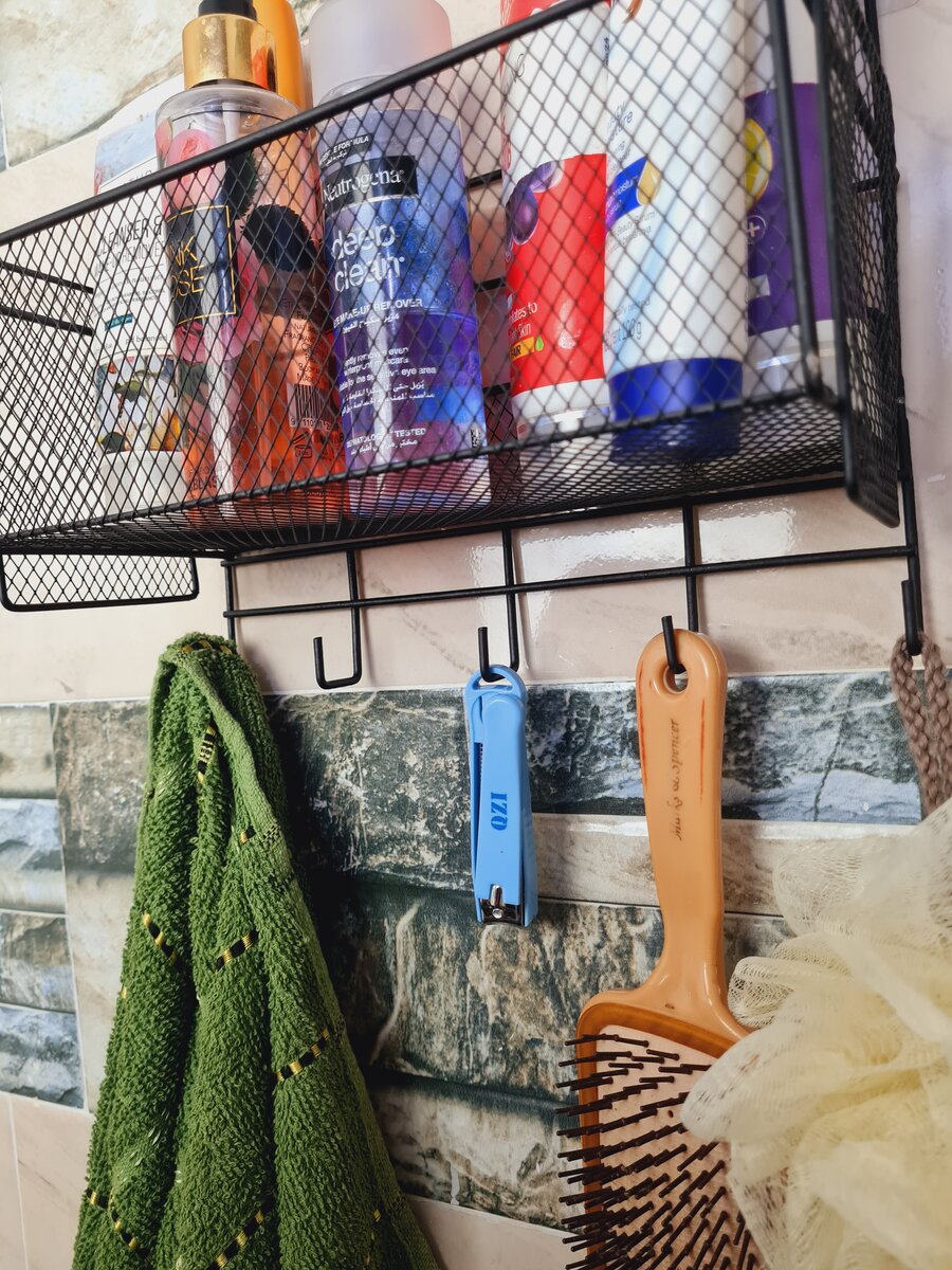 Meshed Rack With Hangings Hook