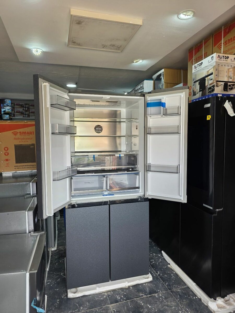 Réfrigérateur moderne à portes françaises