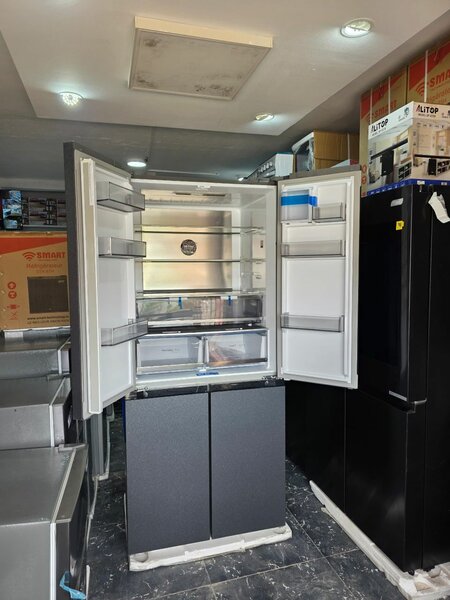 Réfrigérateur moderne à portes françaises