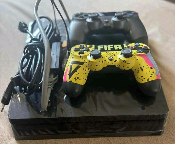 Console de jeux vidéo avec manettes