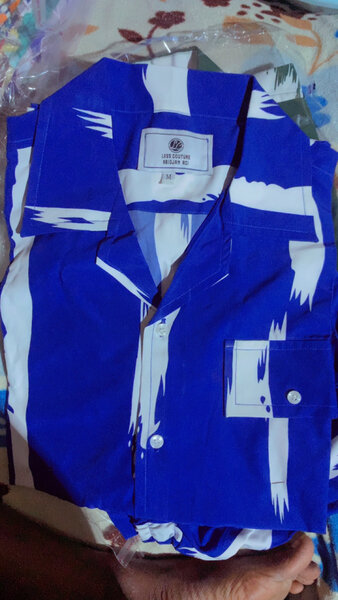 Chemise bleue à motifs