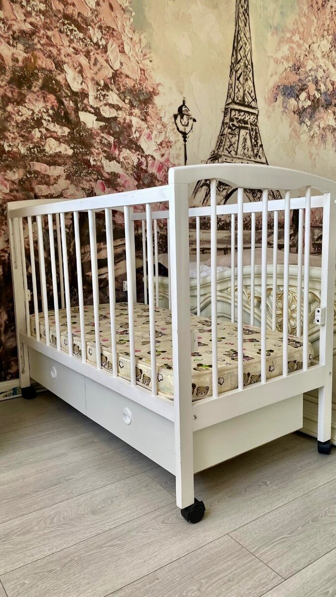 Кроватка детская для новорожденных с маятником ящиком белая