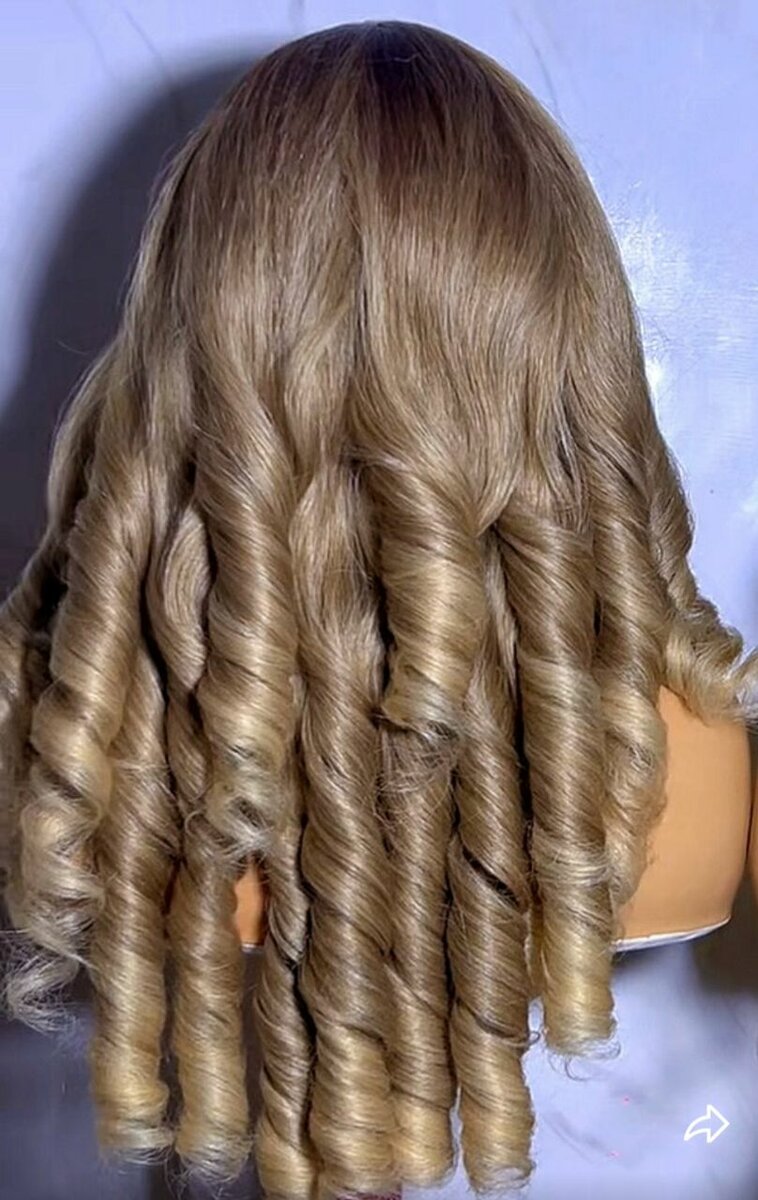 Perruque blonde bouclée