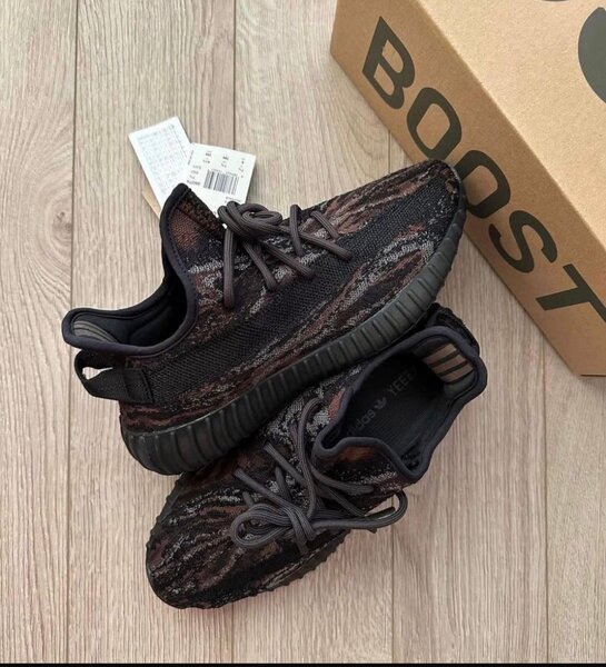 YEEZY 350 V2