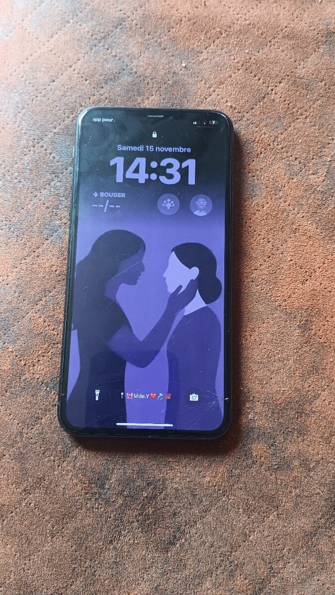 Smartphone avec écran fissuré