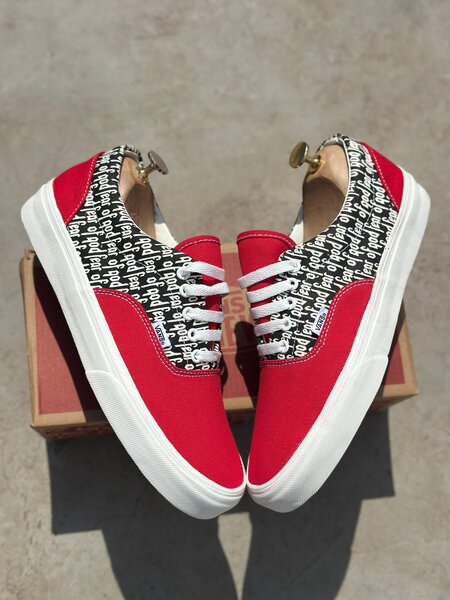 Baskets rouges urbaines stylées