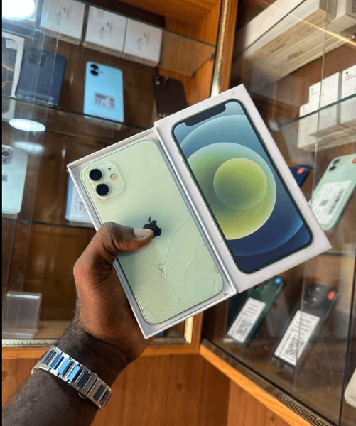 iPhone 15 dans sa boîte originale