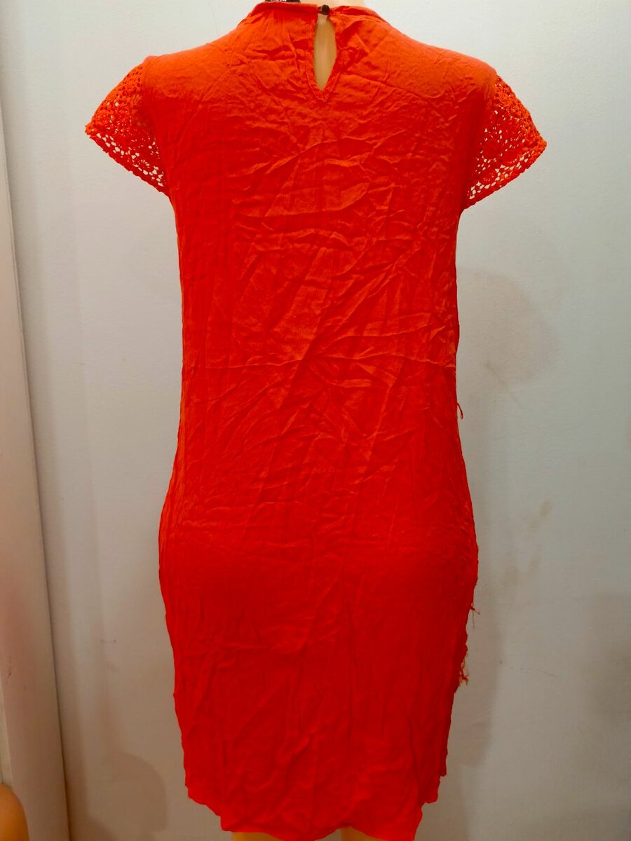 Robe en dentelle rouge vif