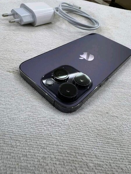 Apple iPhone Pro avec Chargeur