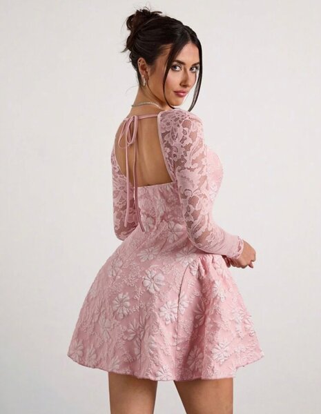 Robe rose en dentelle chic