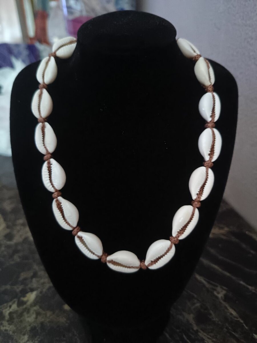 Collier en coquillages naturels