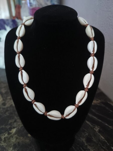 Collier en coquillages naturels