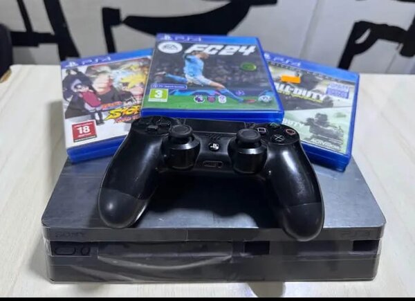 Console PS4 avec manette et jeux