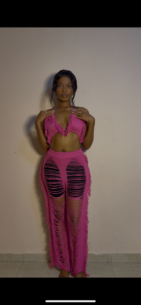 Tenue élégante rose vif déchirée