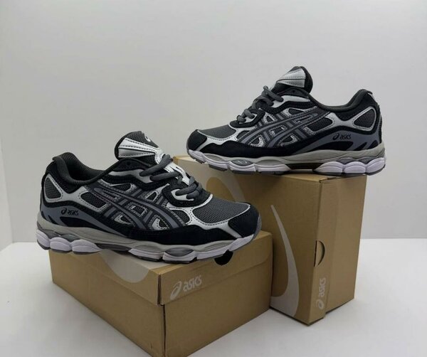 Chaussures de course légères Asics